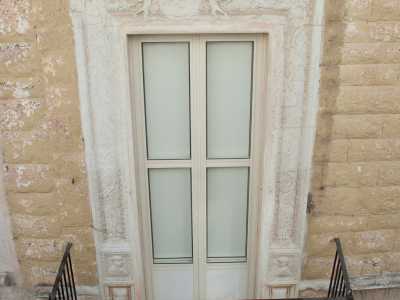 ...possiamo scorgere, negli stipiti e sull�architrave che circondano il finestrone centrale, un�altra serie fantasiosa di decori